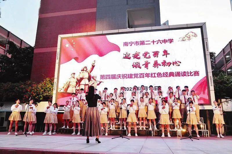 苏菲亚和安伯的休闲装